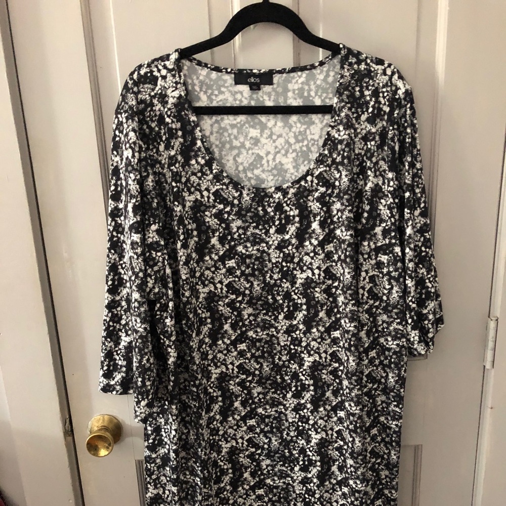 Woman’s plus size dress. 26-28 (2X)